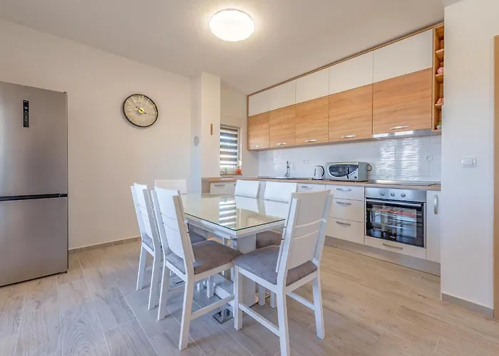 In With Kitchen זאדאר