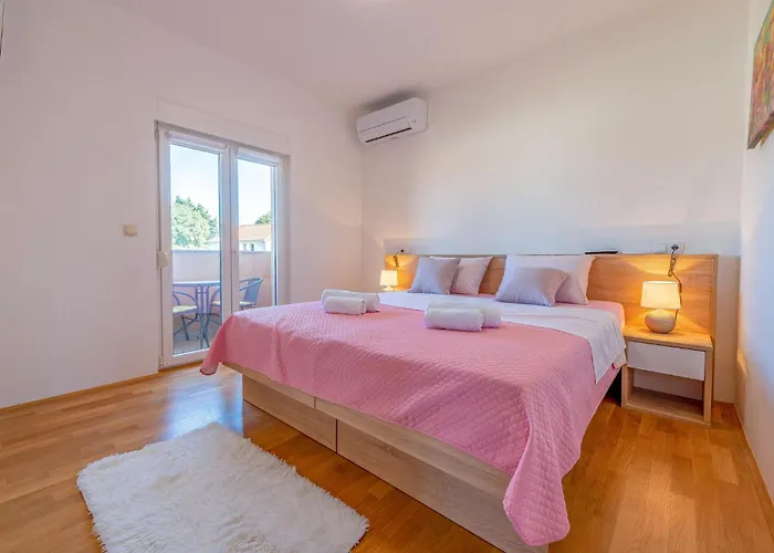 דירה In With Kitchen