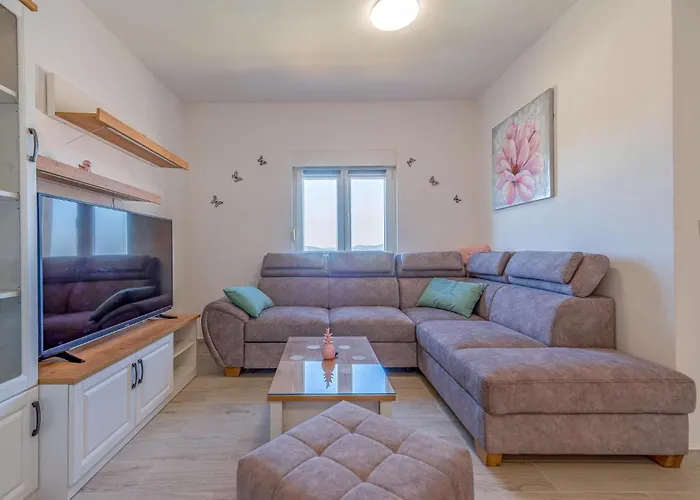 In With Kitchen זאדאר